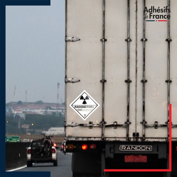 camion de transport avec adhésif ADR Classe 7.1 matières radioactive I